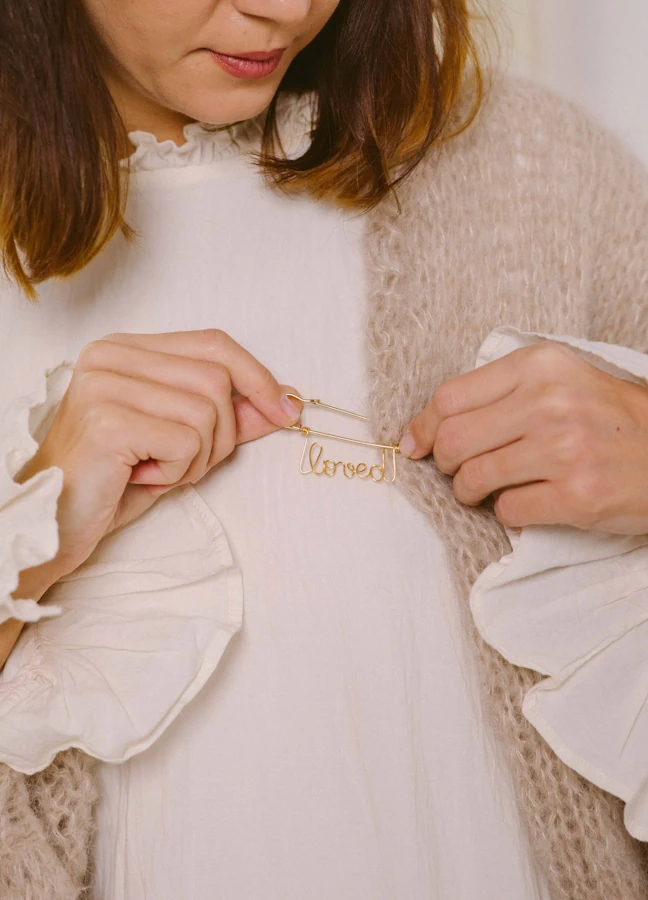 Broșă cu ac auriu (cuvânt auriu) - imagine 5