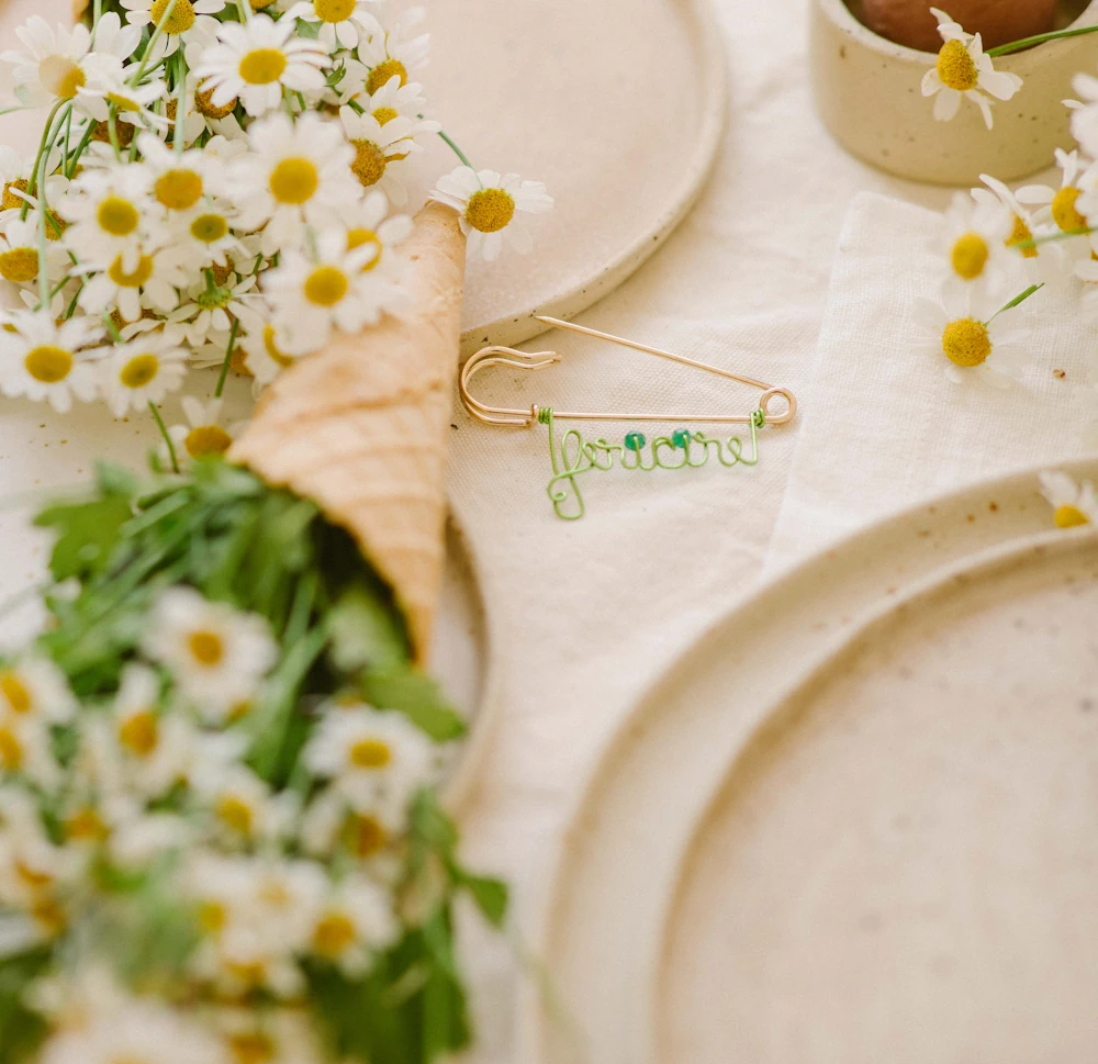 Broșă cu ac auriu (cuvânt colorat) - imagine 2