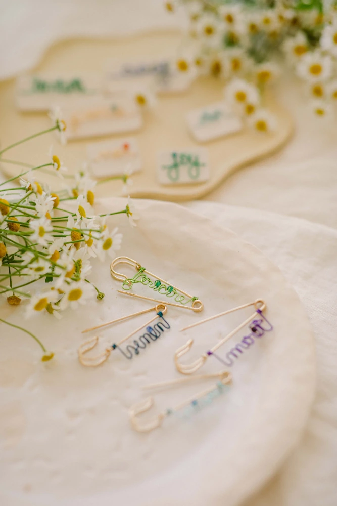 Broșă cu ac auriu (cuvânt colorat) - imagine 3