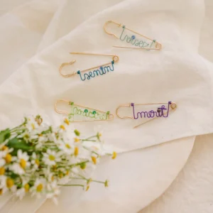 Broșă cu ac auriu (cuvânt colorat)