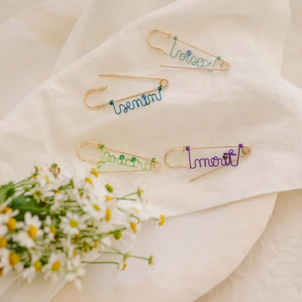 Broșă cu ac auriu (cuvânt colorat)