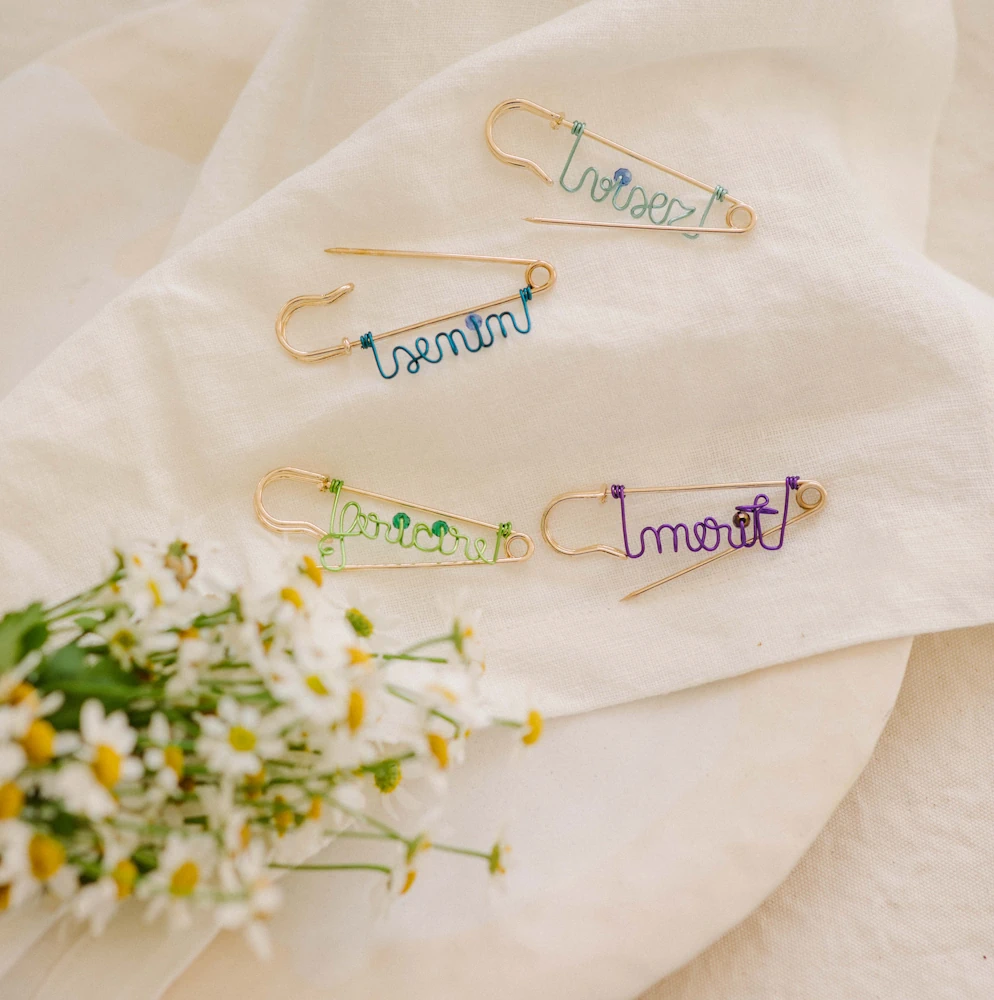 Broșă cu ac auriu (cuvânt colorat)