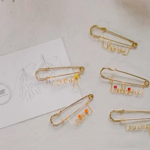 Broșă cu ac auriu (cuvânt auriu)