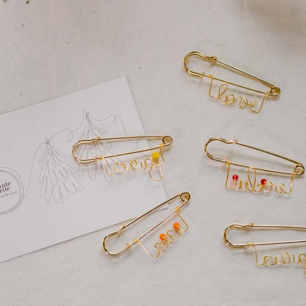 Broșă cu ac auriu (cuvânt auriu)