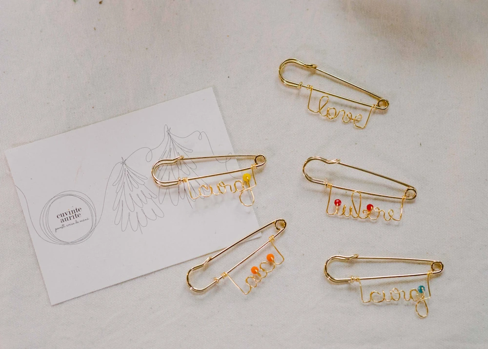 Broșă cu ac auriu (cuvânt auriu)